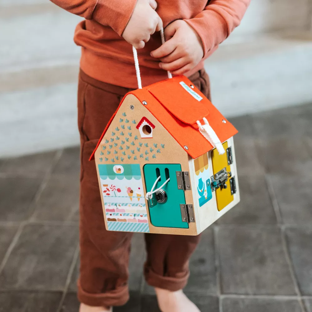 Idee per giochi e giocattoli per bambini a partire dai 2 anni: Casa con serrature Lilliputiens