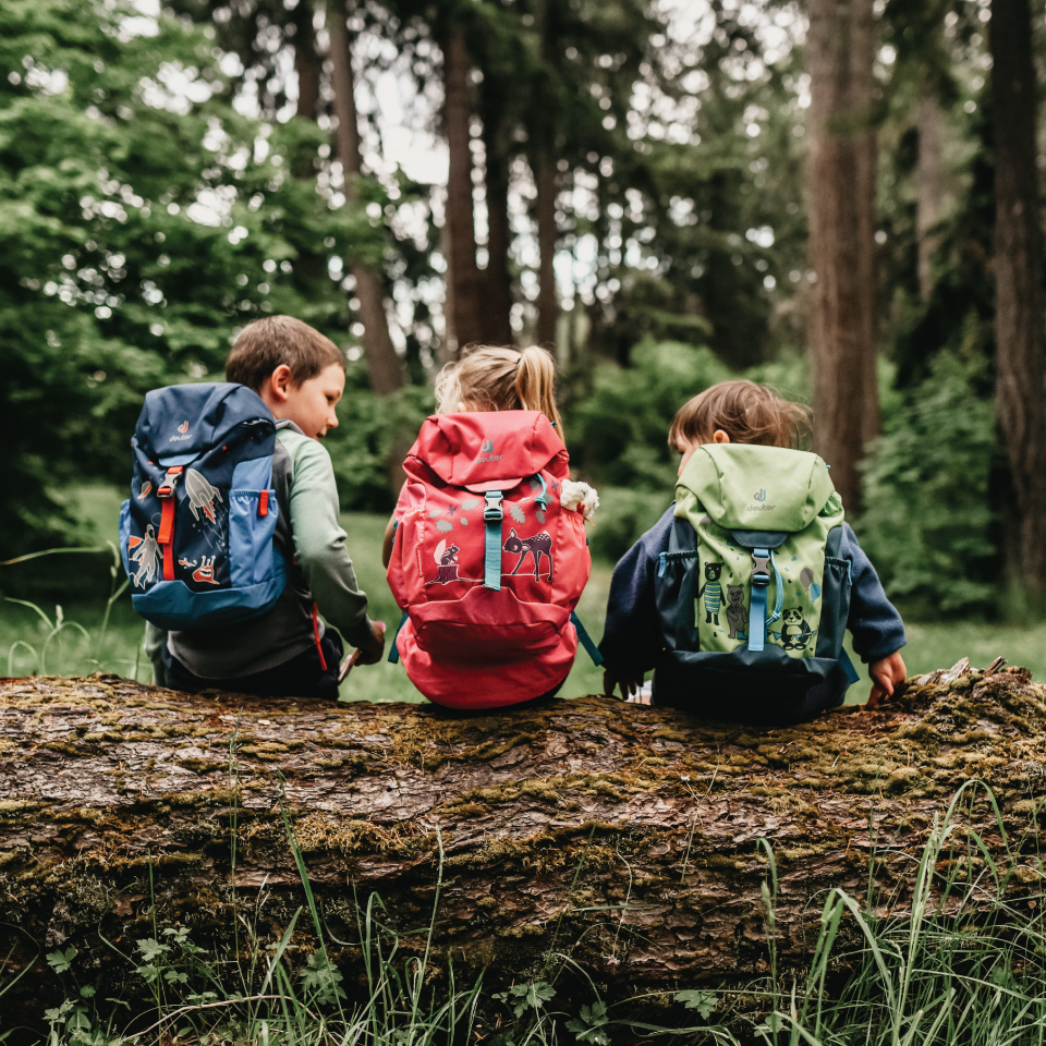 Andiamo nella natura con i bambini e con l'attrezzatura Deuter di alta qualità.